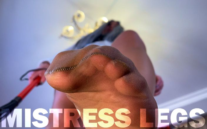 Mistress Legs: POV reuzin godin wil op je gezicht stappen