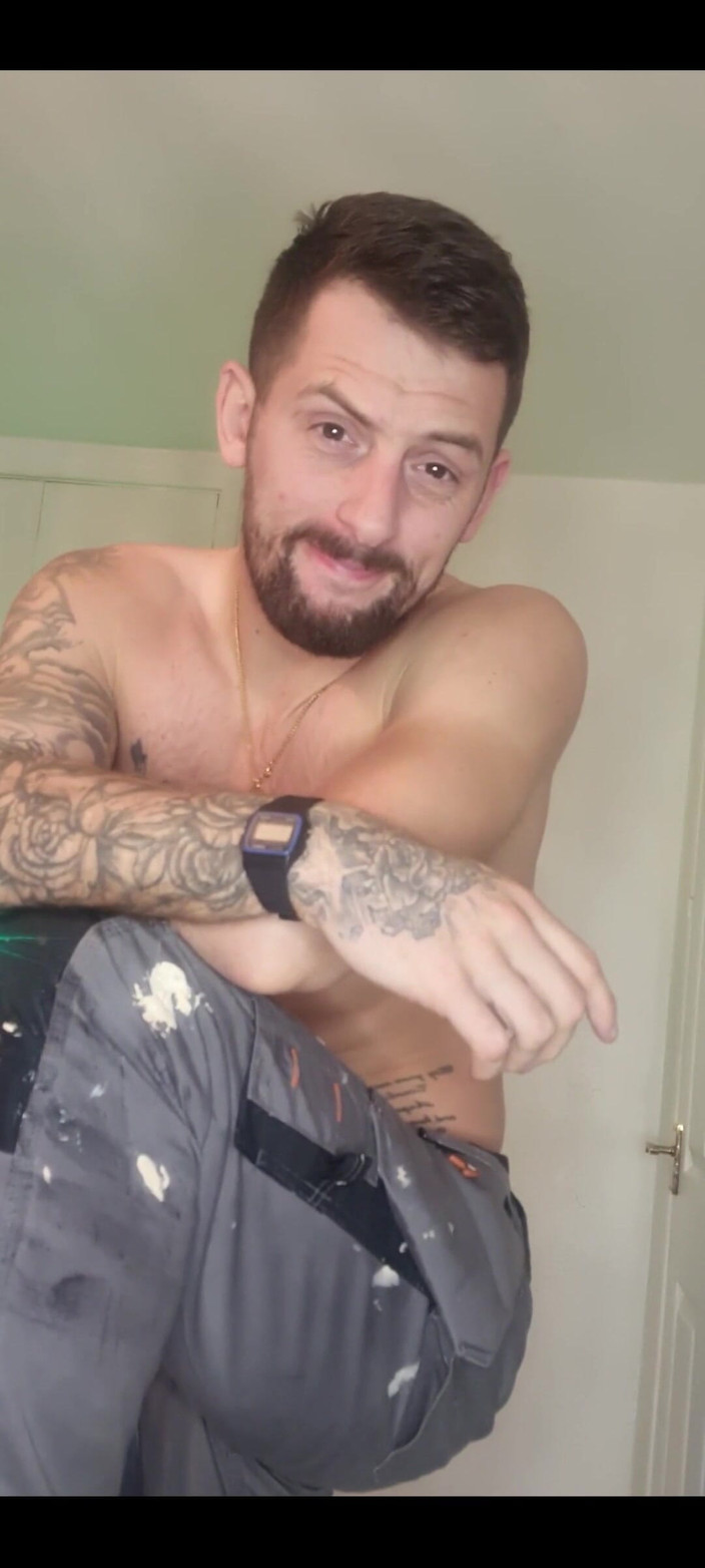 Englishtom20vip: 仕事用の制服を着るのを見て