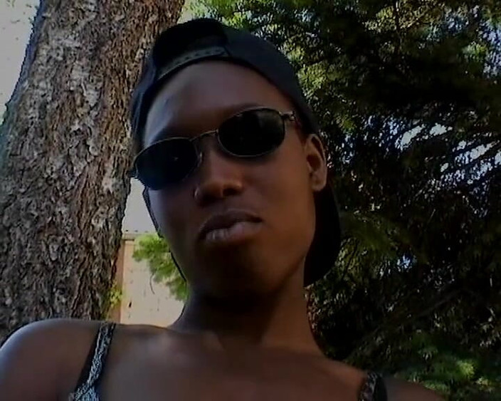 BB Video - Old School: Немецкая чернокожая юная женщина-брюнетка мастурбирует игрушкой в любительском видео