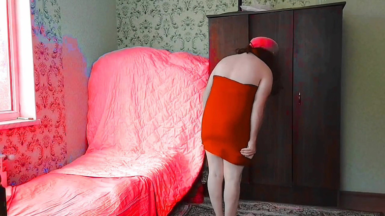 Kitty_Cross: Atemberaubender femboy, der arme hochhebe, um schmutzige haare zu reparieren