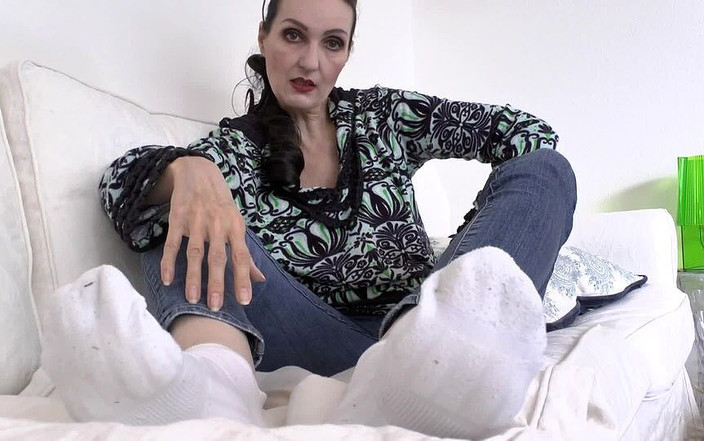 Lady Victoria Valente: Čichej moje bílé špinavé zpocené ponožky a znič své orgasmy!