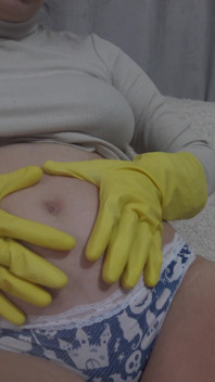 Ma femme enceinte se masturbe dans un gant jaune et me dit à quel point elle aime se masturber dans un gant de vaisselle et qu’elle veut