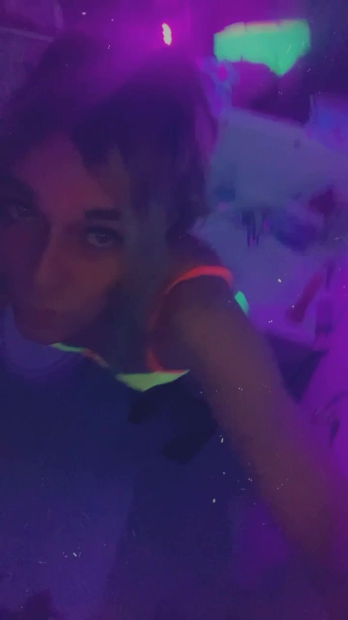 CarmenMelatonin: O fată sexy de la petrecere vrea să se joace în...