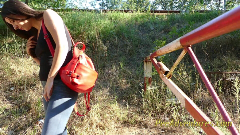 Pee Adventures: Esvazie sua siririca no acostamento da estrada