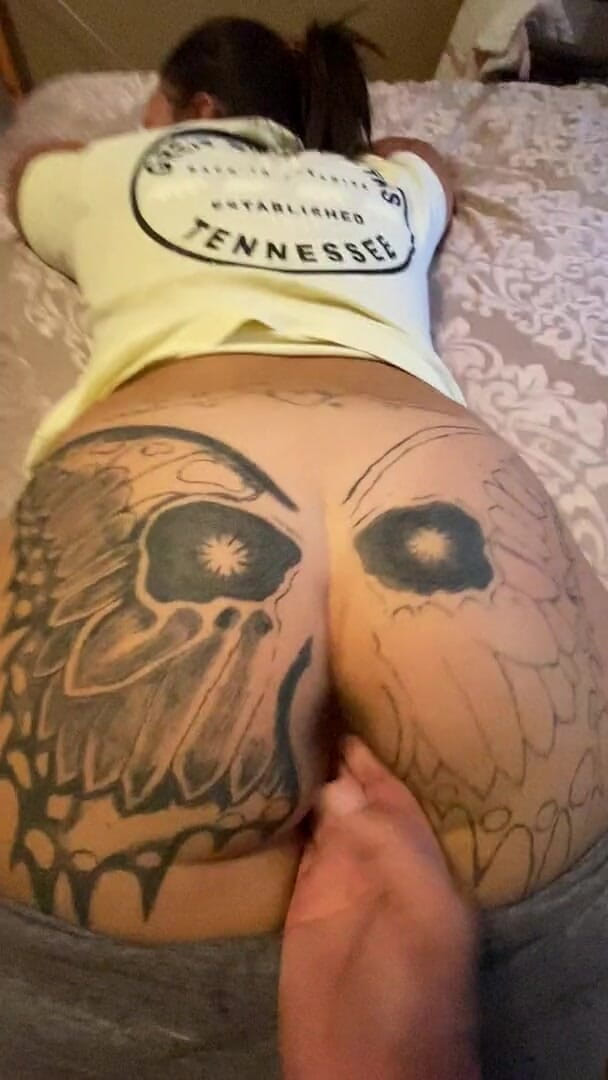 MzKiTTy91: Pawg orta yaşlı seksi kadın götünü sallıyor