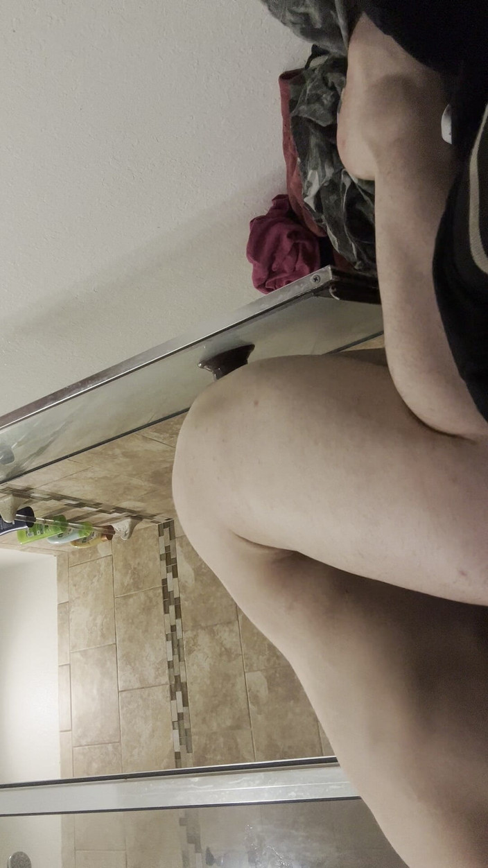 Kate Cummings: White Boi ohnutá na podlaze pomocí velkého robertku