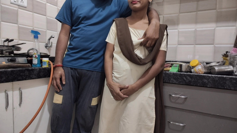 Mumbai Ashu: デジの女の子は大学に行く前に義理の兄に犯されました