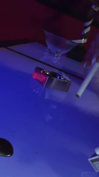 Matură sexy blondă fumează cu o pulă în cur