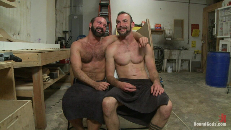 Bound gods: Metal dükkanında motor yağı esaret sikişi