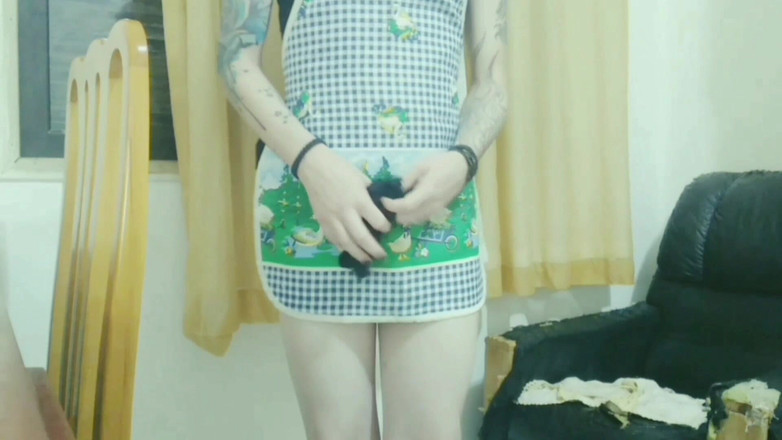 Sissy Aniya: Sissy aniya - bà nội trợ tgirl mặc váy và tạp...
