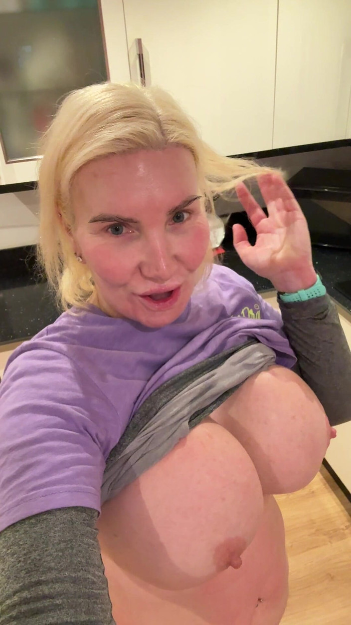 Sophie James: Christmas Jog sprawia, że Moja owłosiona cipka kapie kremem