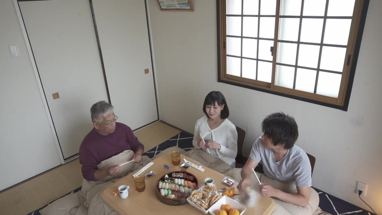 Raptor Inc: コタツの中!義母のマンコをびしょ濡れになって興奮するまで弄ぶ!-2