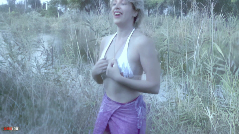 MMM100: Tigra: Ładna Tigra rozbiera się w lesie