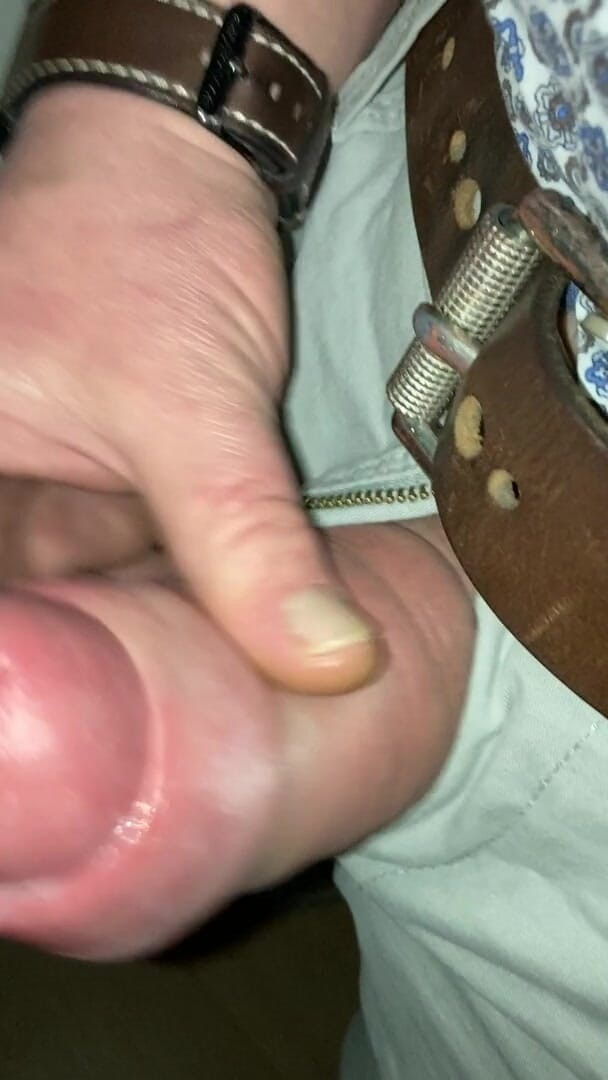 Foreskinguy: Une énorme bite pompée sur le prépuce se branle