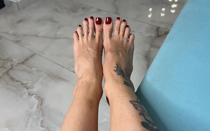 Julia domaina: Розтягування довгих ніг, розсунуті пальці крупним планом під двома різними кутами, босі ноги з червоними нігті польською