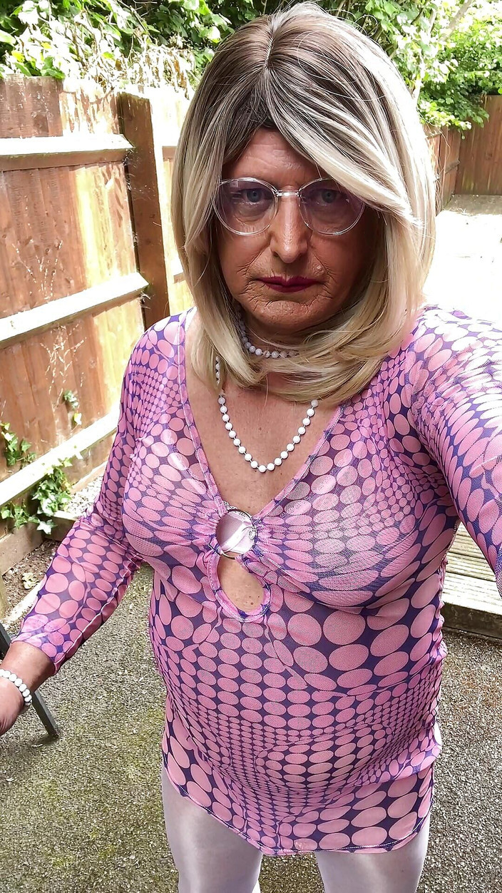 Kellycd2022: 业余变装者kellycd2022性感熟女撒尿她的粉红色内裤和连裤袜户外手淫娘腔