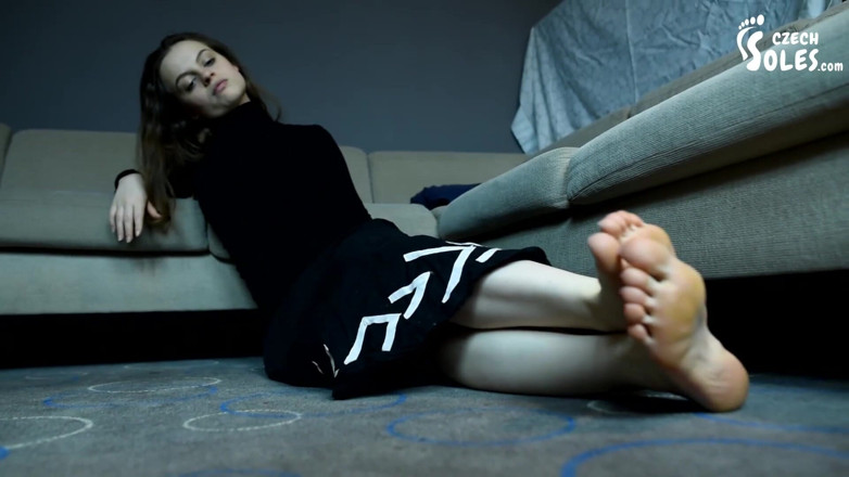 Czech Soles - foot fetish content: La fidanzata mostra i suoi piedi nudi e le unghie...