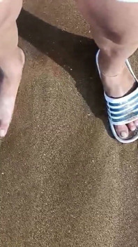 Piedi e mare Extra Slowmotion - Un piede a piedi nudi ed un piede in slide - Grandi piedi nel mare