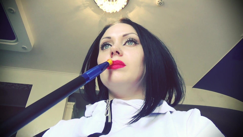 Goddess Misha Goldy: Strhávám tě dolů pod mým kouřícím zakřivem