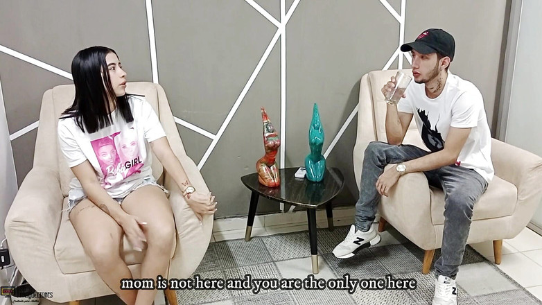 Vayolet: 義理の兄は私に私の猫のチェックをくれ、熱くなり、私に良い性交のザーメンを与えることになります猫に - スペイン語のポルノ