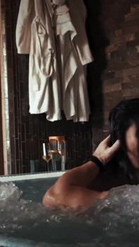 Piękna napalona milf zerżnięta przez nieznajomego w jacuzzi vintage aamateur