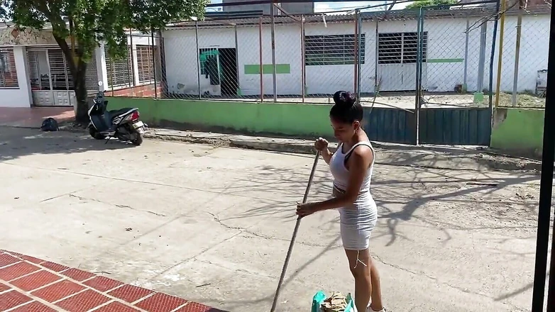Yeison: Eu estou limpando e meu meio-irmão me excita e acabamos...