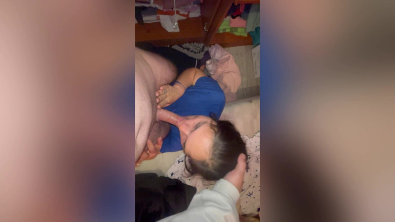 Ionut899: styvdotter suger min kuk med lust