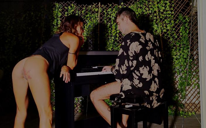 Magia Rosa: Dani försöker spela en låt med piano