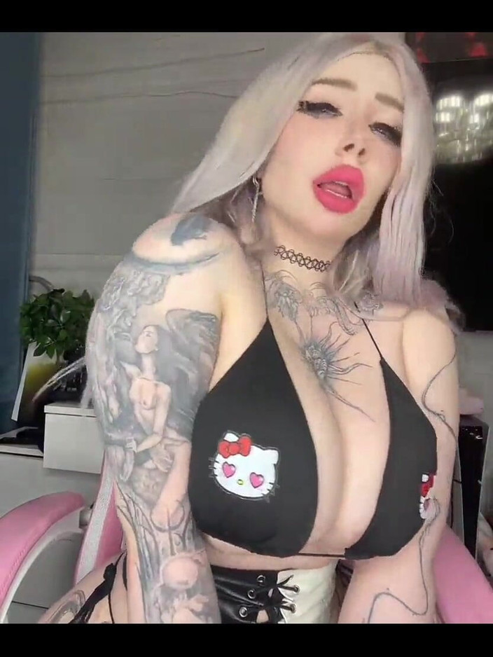 Peachgardens: Gracz dziewczyna nie wyłączyła swojego strumienia i zerżnęła się przed...