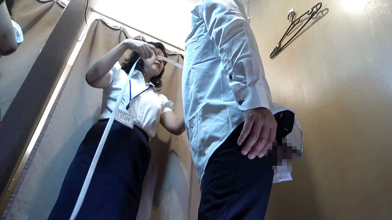 Raptor Inc: 자지를 빠는 후 피팅룸의 성숙한 여성에게 바지를 헴업해 달라고 부탁하면 어떻게 될까요 ?