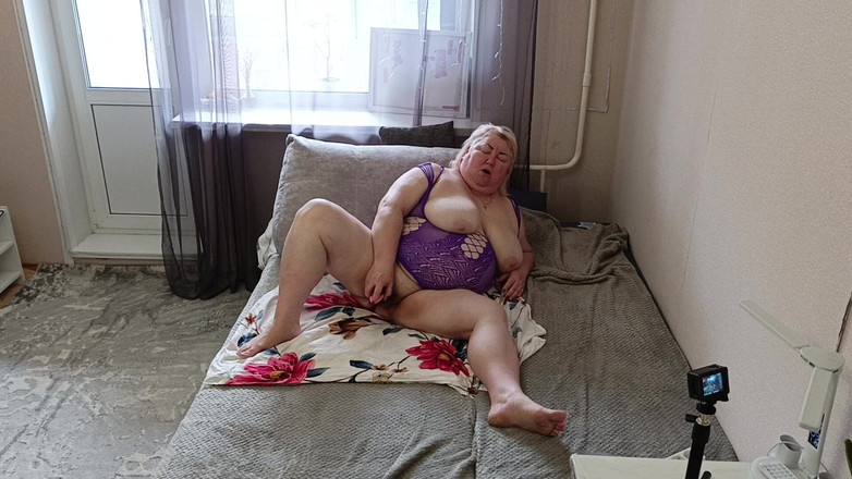 Zona901: 継母は彼女の櫛で大きな猫を弄ぶ