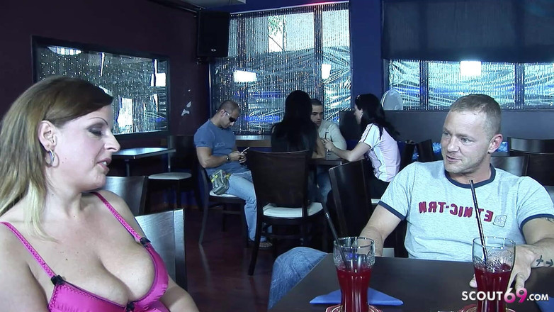 Full porn collection: Büyük memeli azgın orta yaşlı seksi kadın barda tinder randevusuyla...