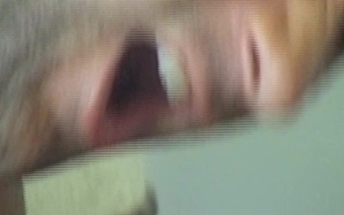 Just X Gays amateur porn: Hongerig: hij gaat diep, rijdt dan alsof er geen morgen...