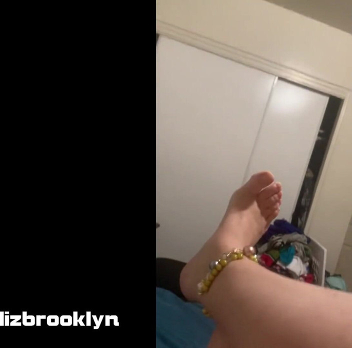 Porno Angels: Elizabeth Brooklyn sexy ankle play