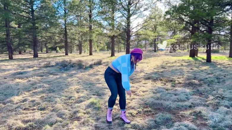 Kactus kutie: Colorful Kutie Pees Outdoors