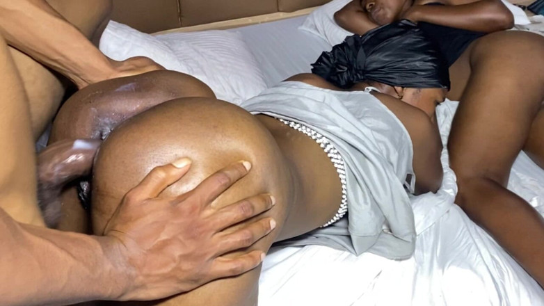 Moonlight blues: Krzywego loszka pozwalając jej współlokatora pieprzyć chłopaka wielkiego kutasa