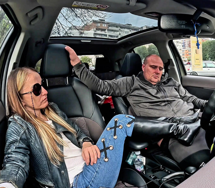 Mistressyammyboots: 在车里崇拜我的鞋子，奴隶 - 这是你的地方