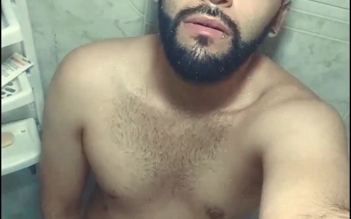 Camilo Brown: Jerking off in the shower