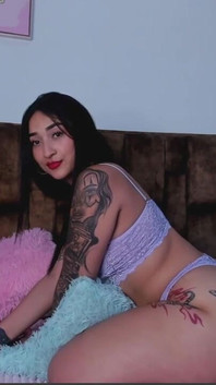 Lezzetli Bir Kıçı Olan Dövmeli Kadın