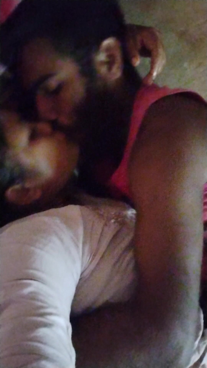 Mg3947731: Indická milfka s obrovskými prsy svléká sárí choli a šuká s...