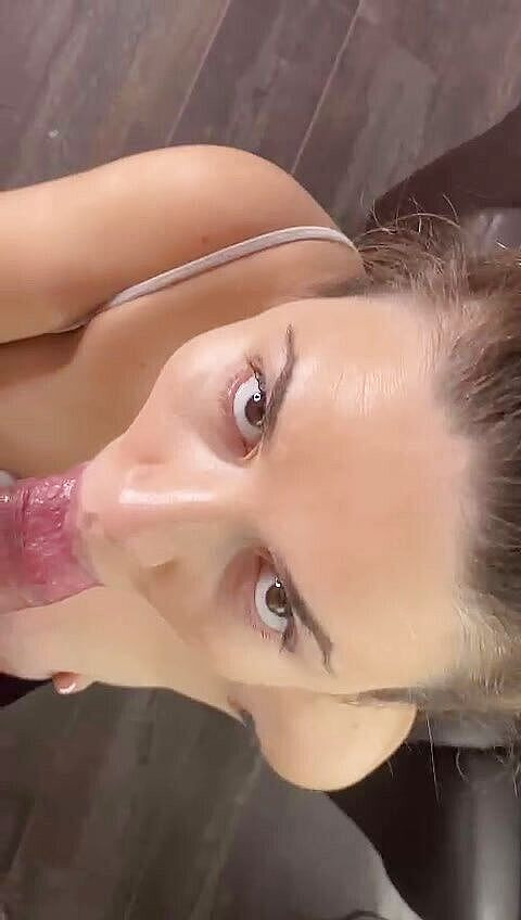 SassyTiff: 거대한 자지를 빨고 내 의붓아빠를 삼켜