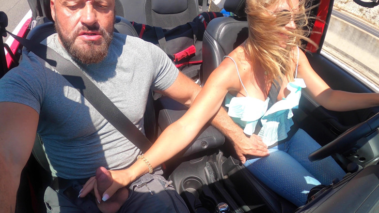 Night wank: Vollbusige blonde MILf bläst beim fahren auf der straße