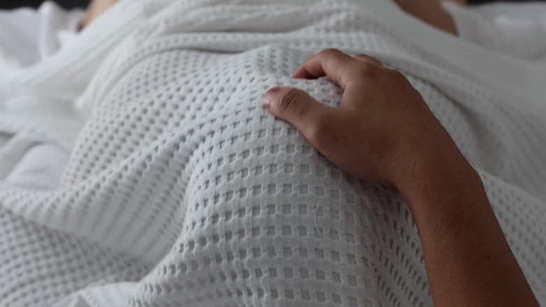 Alina Rai: 継母は甘いフェラチオで義理の息子を目覚めさせました