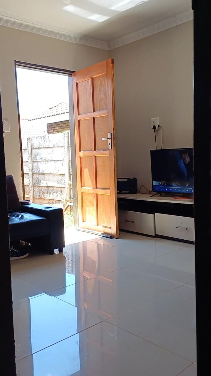 MphowaLepona: ビッグブーティーバイブ