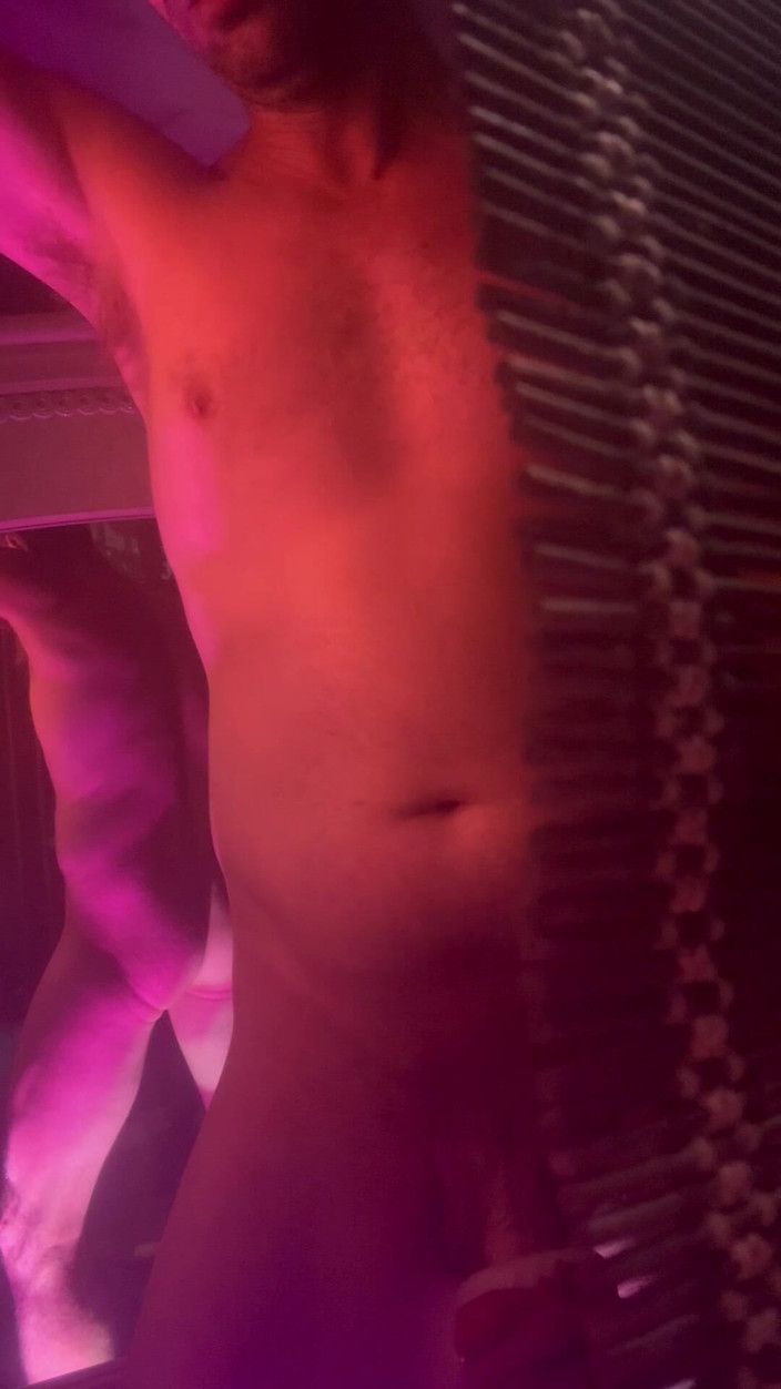 Disb33: Le mec le plus sexy se masturbe et jouit