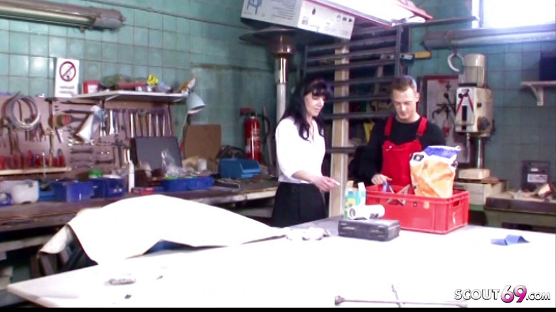 Full porn collection: Německá milfka s extrémně chlupatou kundičkou šuká se stážistou v dílně