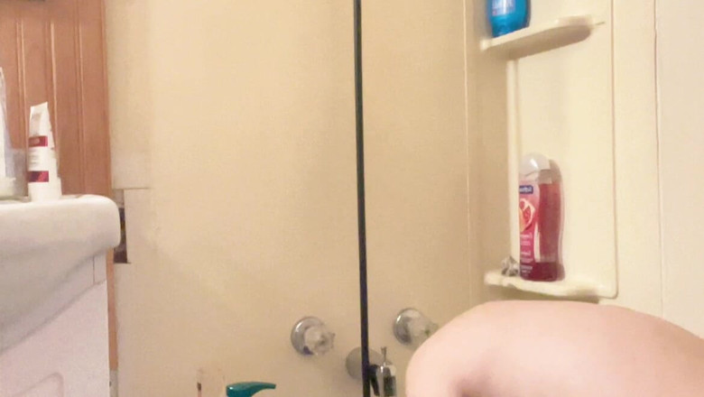 sweethanajapanese: Hana Spală-și părul în cadă cu țâțe mici atât de frumos