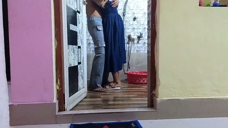 East indian group: インド系大学生の女の子がバスルームで配管工に犯される