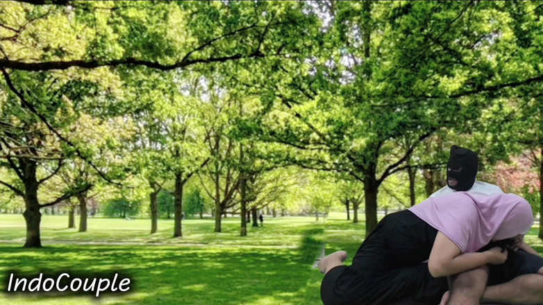 Indo Couple: Секс-запис індонезійської пари, яка насолоджується смоктанням члена партнера в хіджабі в парку