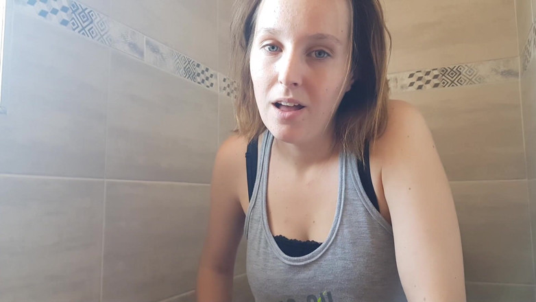 Alicia Robertz: Girls Peeing Derlemesi